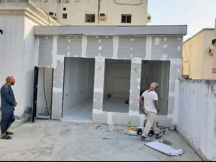 مقاول لبناء ملحق خارجي في السطح بالمملكة العربية السعودية 