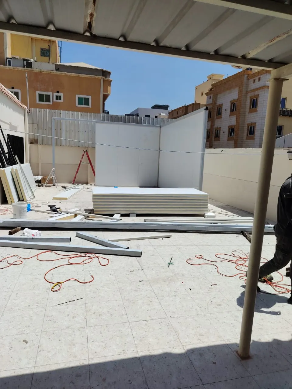مقاول لبناء ملحق خارجي في السطح بالمملكة العربية السعودية 